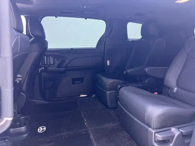 Toyota Sienna — Фото автомобиля 12
