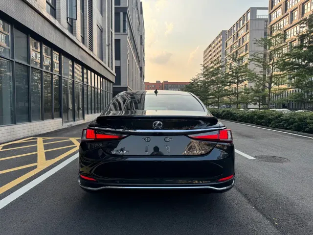 Lexus ES — Фото автомобиля 8