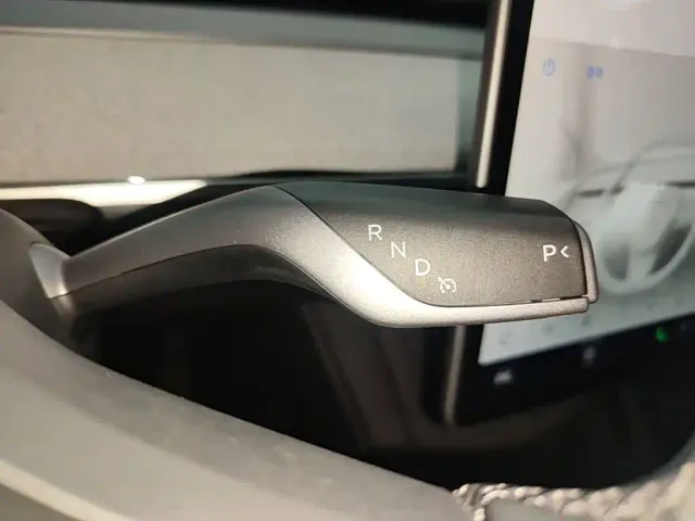 Tesla Model Y — Фото автомобиля 13