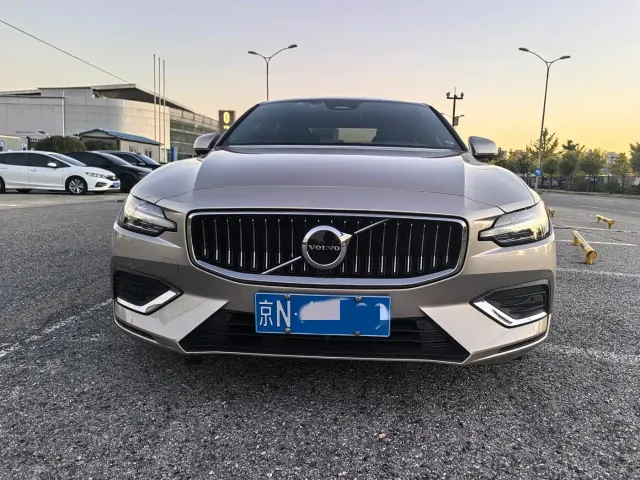 Volvo S60 — Фото автомобиля 2