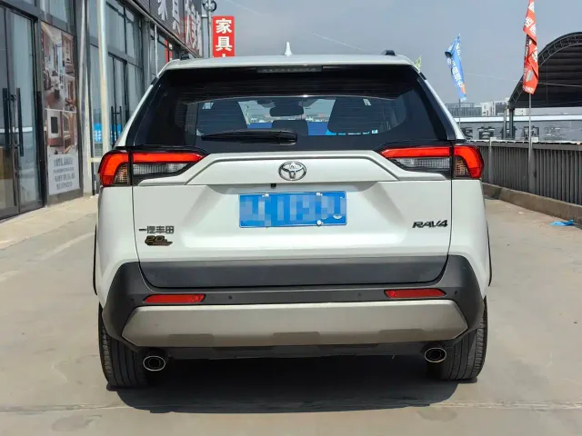 Toyota RAV4 — Фото автомобиля 6