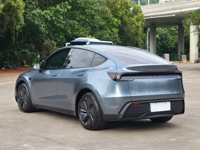 Tesla Model Y — Фото автомобиля 21