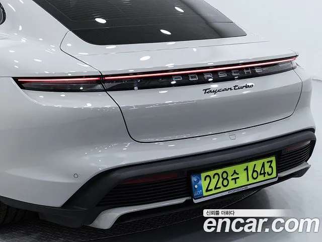 Porsche Taycan — Фото автомобиля 12