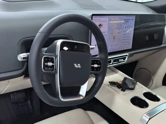 Li Auto L8 — Фото автомобиля 10
