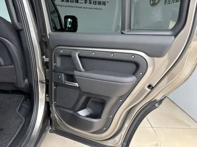 Land Rover Defender — Фото автомобиля 23