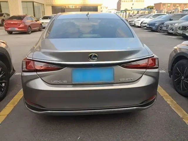 Lexus ES — Фото автомобиля 5