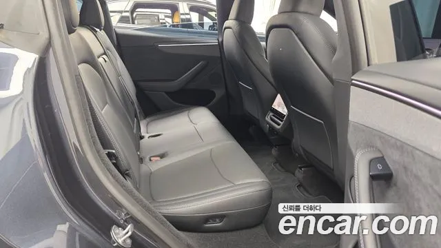 Tesla Model Y — Фото автомобиля 11