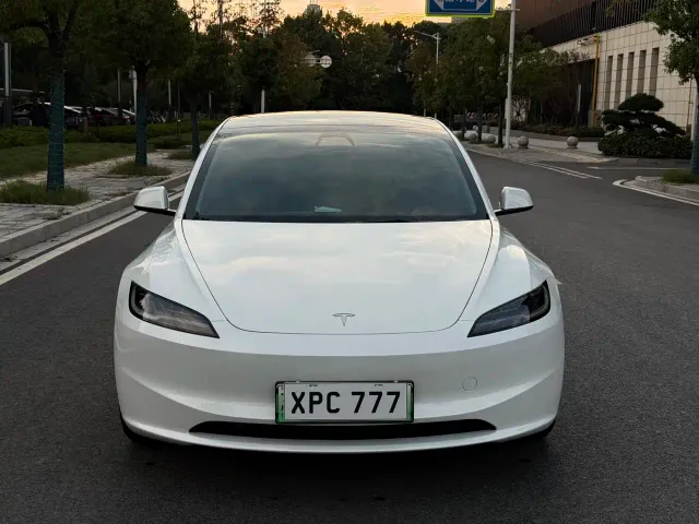 Tesla Model 3 — Фото автомобиля 6