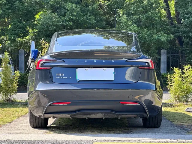 Tesla Model 3 — Фото автомобиля 5