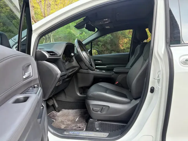 Toyota Sienna — Фото автомобиля 4