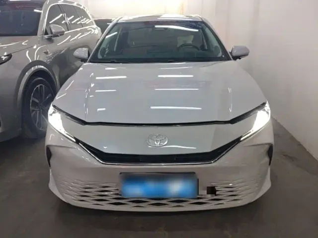 Toyota Camry 2024 Hybrid 2.0HGVP Luxury Edition — Фото автомобиля 2