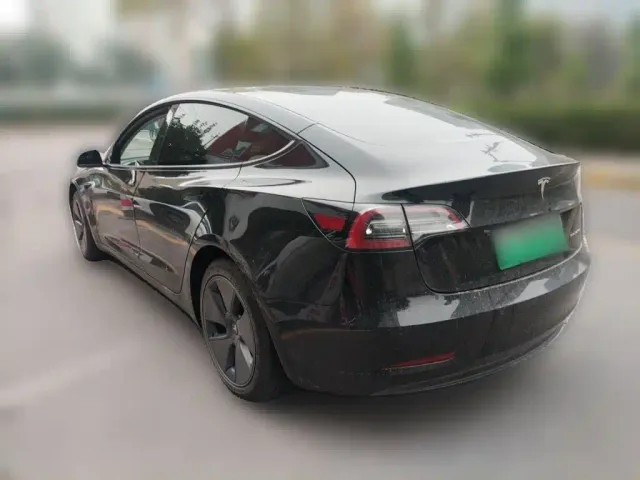 Tesla Model 3 — Фото автомобиля 4