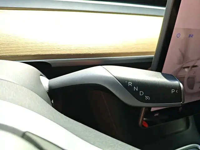 Tesla Model Y — Фото автомобиля 13