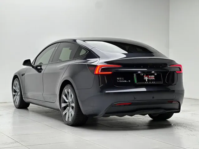 Tesla Model 3 — Фото автомобиля 6