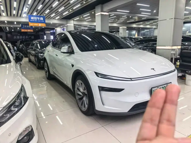 Tesla Model Y — Фото автомобиля 3