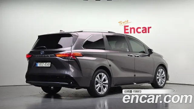 Toyota Sienna — Фото автомобиля 2