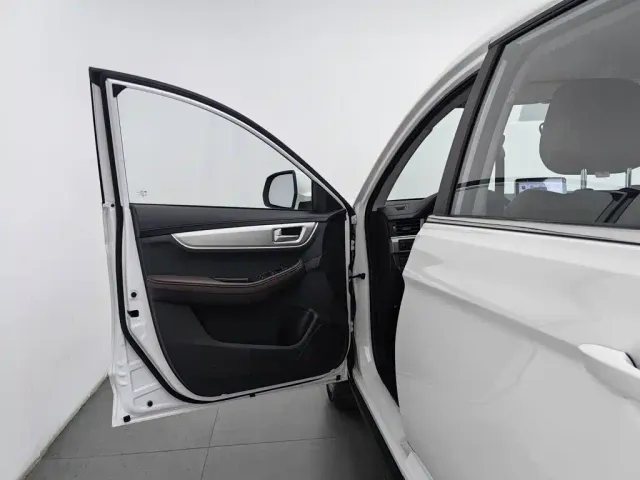 Forthing T5 — Фото автомобиля 8