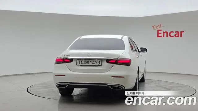 Mercedes-Benz E-Class — Фото автомобиля 2