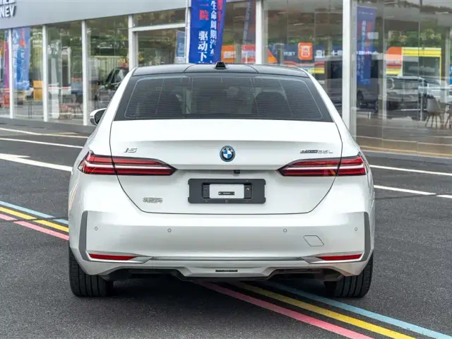 BMW i5 — Фото автомобиля 7