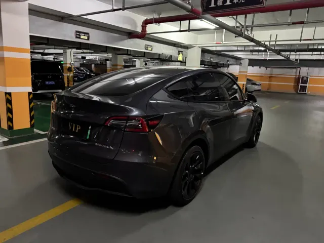 Tesla Model Y — Фото автомобиля 11