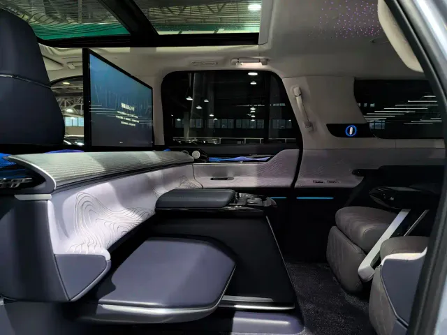 Lincoln Navigator One — Фото автомобиля 16