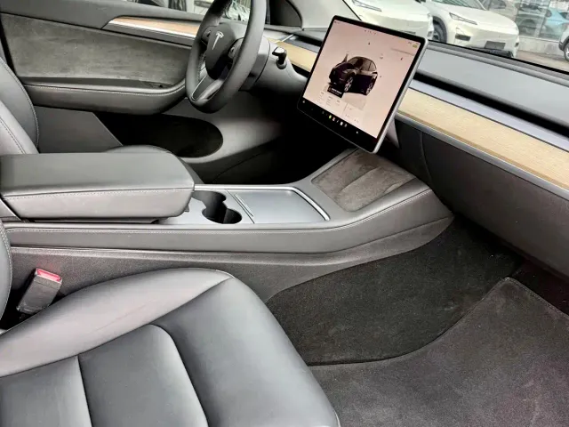 Tesla Model Y — Фото автомобиля 6