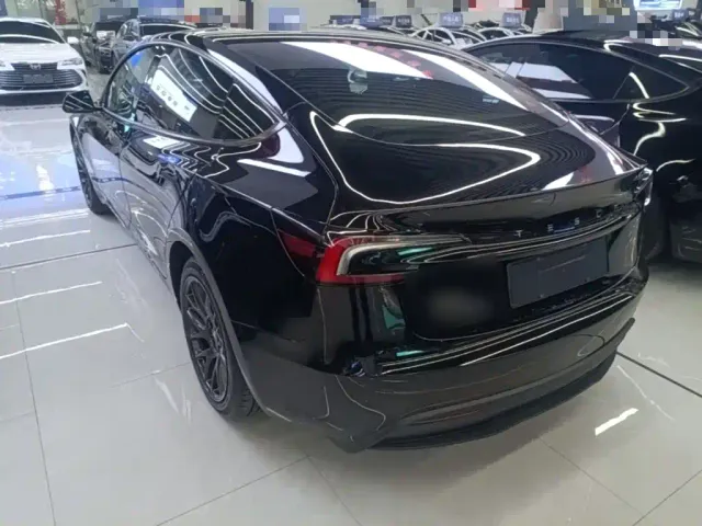 Tesla Model 3 — Фото автомобиля 4