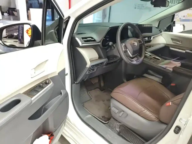 Toyota Sienna — Фото автомобиля 15