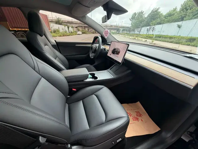 Tesla Model Y — Фото автомобиля 4