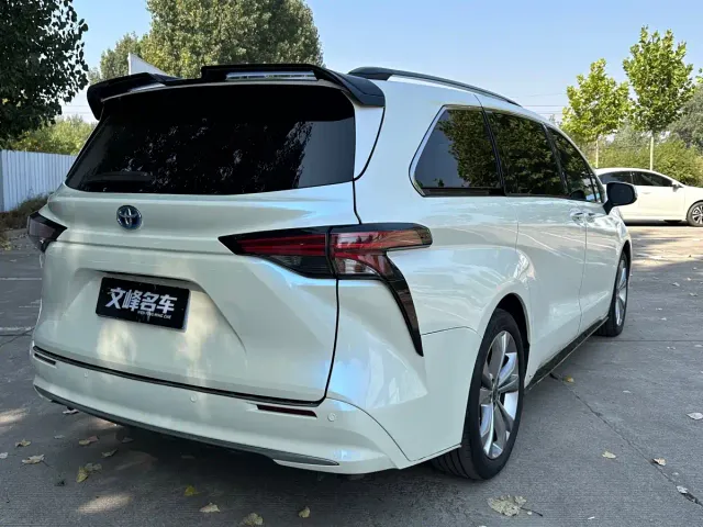 Toyota Sienna — Фото автомобиля 10