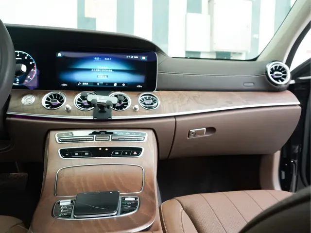 Mercedes-Benz E-Class — Фото автомобиля 21