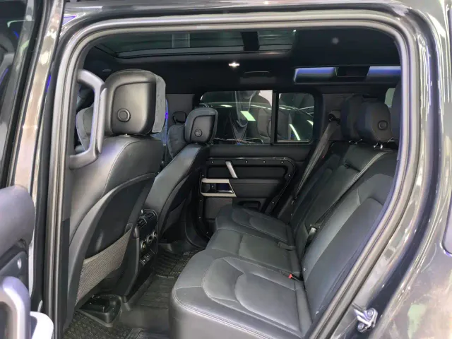 Land Rover Defender — Фото автомобиля 10