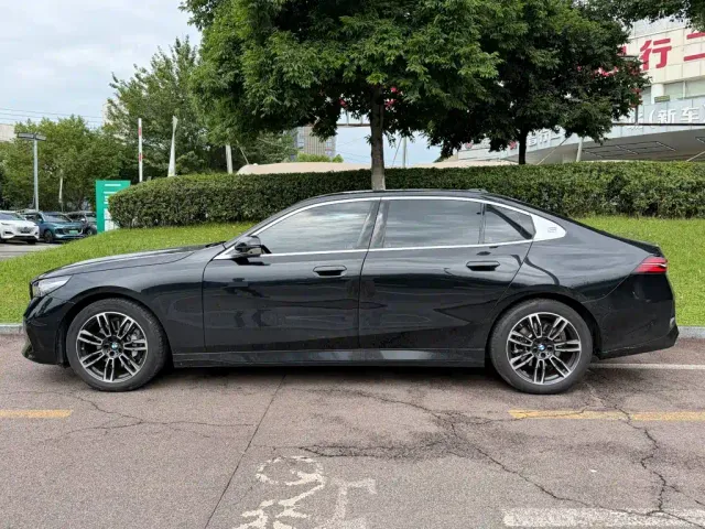 BMW 5 Series — Фото автомобиля 3