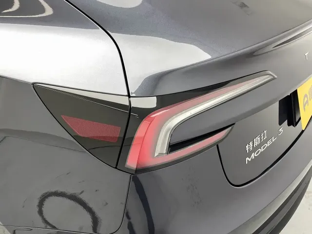 Tesla Model 3 — Фото автомобиля 11