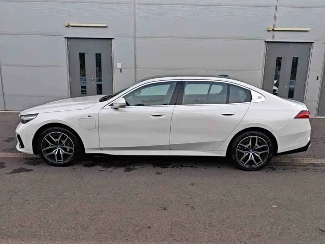 BMW i5 — Фото автомобиля 5
