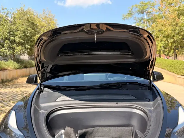 Tesla Model Y — Фото автомобиля 14