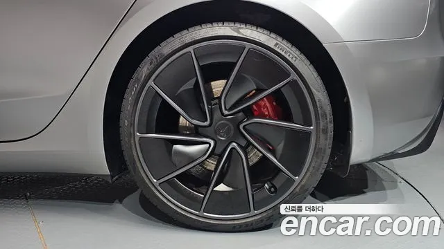 Tesla Model 3 — Фото автомобиля 20