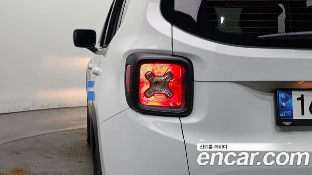 Jeep Renegade — Фото автомобиля 8