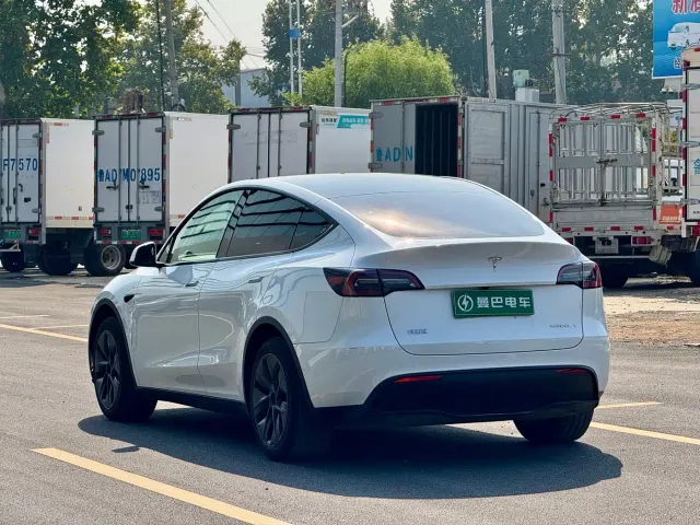 Tesla Model Y — Фото автомобиля 6