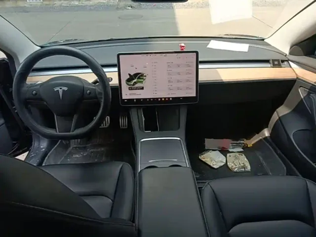 Tesla Model 3 — Фото автомобиля 9