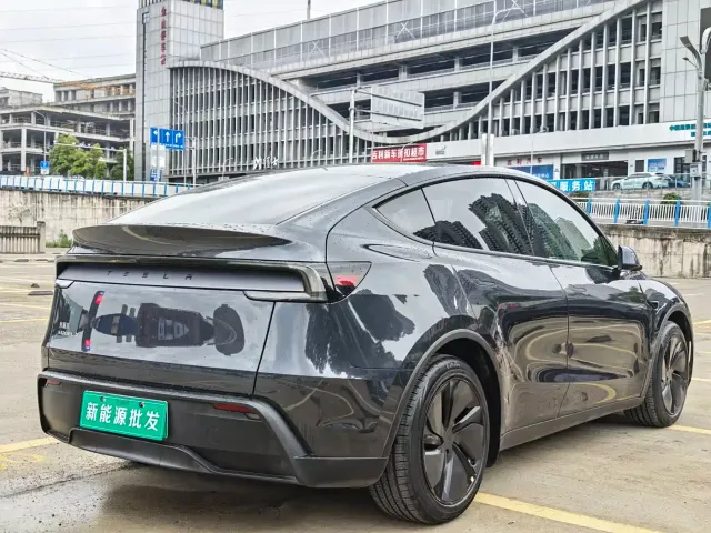 Tesla Model Y — Фото автомобиля 6