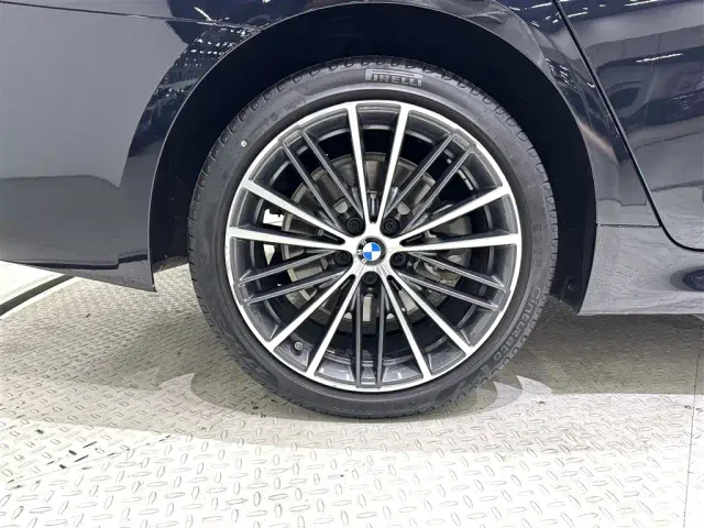 BMW 5 Series — Фото автомобиля 25