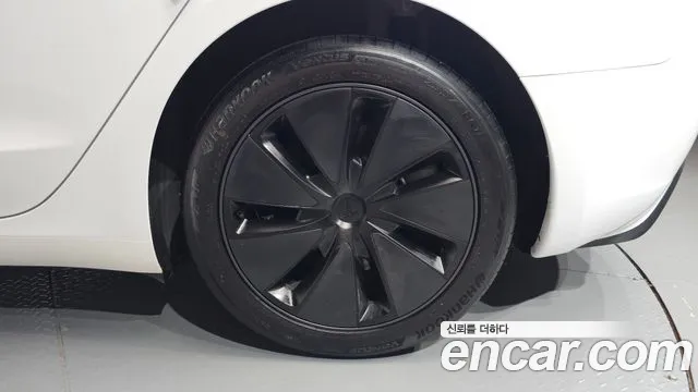 Tesla Model 3 — Фото автомобиля 6