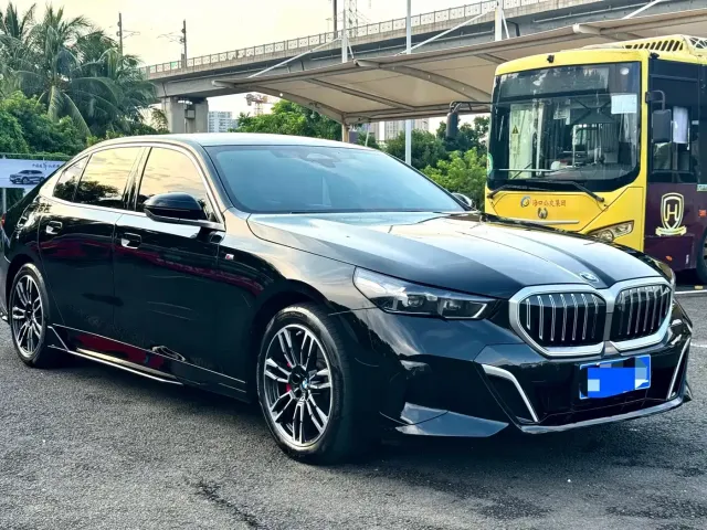 BMW 5 Series — Фото автомобиля 3