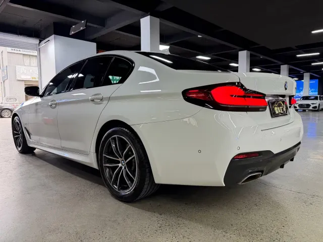 BMW 5 Series — Фото автомобиля 11