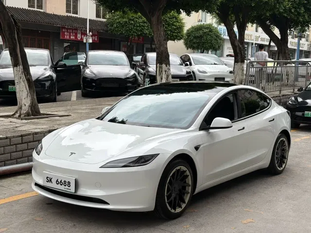 Tesla Model 3 — Фото автомобиля 3