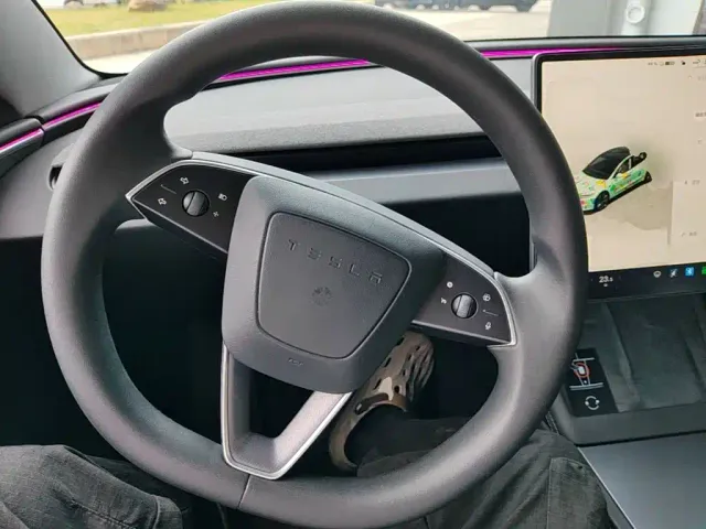 Tesla Model 3 — Фото автомобиля 10