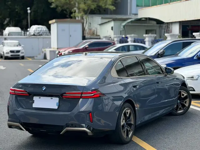 BMW i5 — Фото автомобиля 9
