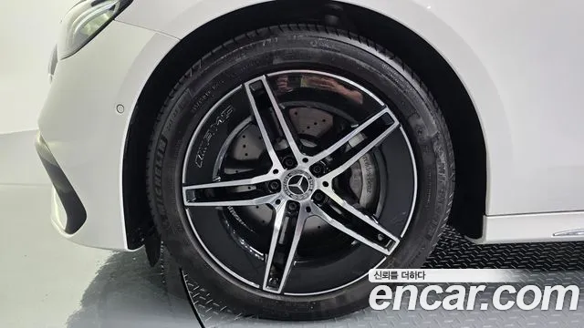 Mercedes-Benz E-Class — Фото автомобиля 4
