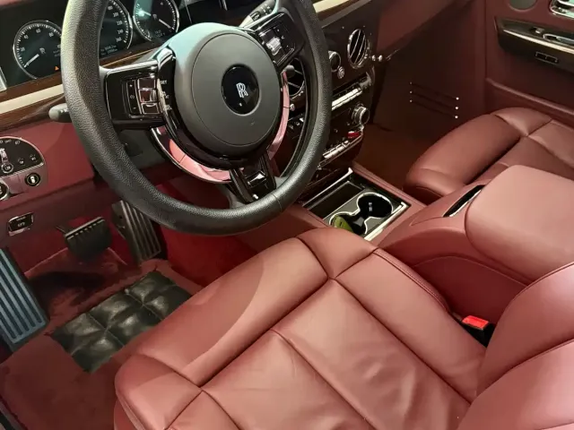 Rolls-Royce Phantom — Фото автомобиля 3